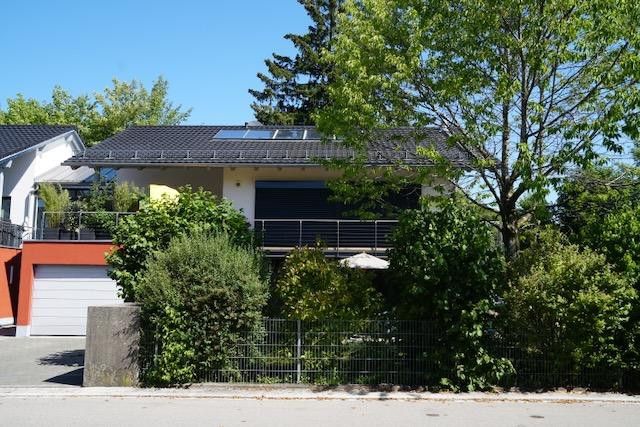 Großzügige Gartenwohnung - von privat – Aussenansicht mit Garage