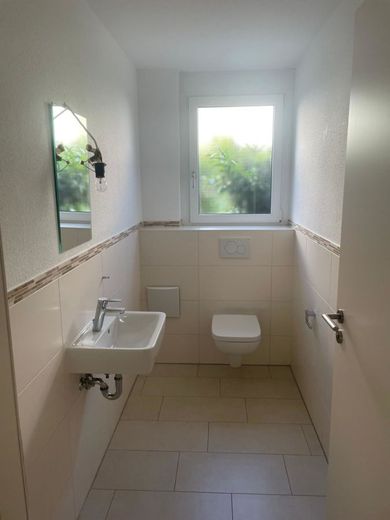 Helle großzügige 3,5 Zimmerwohnung mit zwei großen Terrassen und kleinen Wiesen – IMG-20250318-WA0000