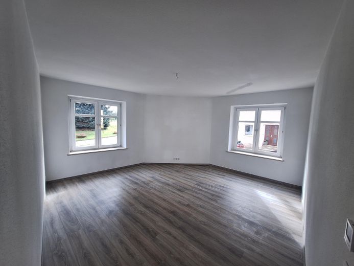 Bright 3-room apartment with large daylight bathroom and dressing room in Zwickau-Crossen – Wohnzimmer