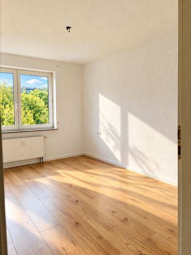 Lichtdurchflutete 2,5-Zimmer-Wohnung mit Loggia und Blick ins Grüne – SCHLAFZIMMER