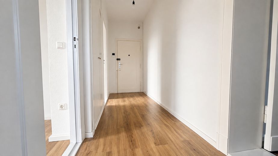 SIN COMISIÓN: ¡Primera ocupación tras la modernización! Tranquilo piso de 2 habitaciones cerca de Tempelhofer Feld – Flur