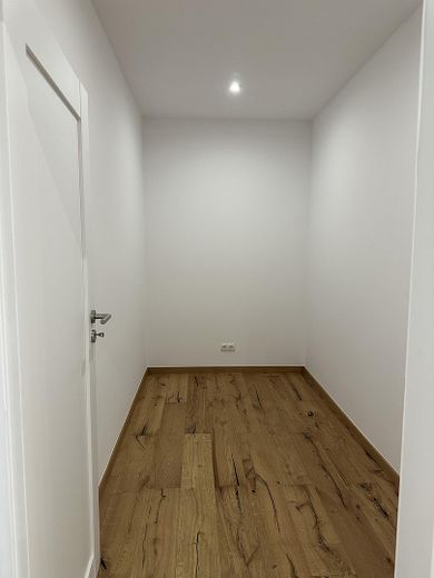 Appartamento al piano terra di 5 locali, cucina componibile, parquet, terrazza e giardino – Abstellkammer