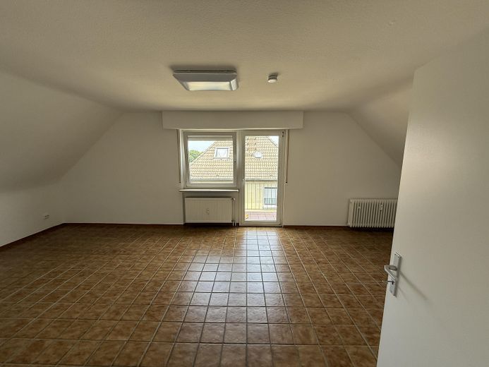 Helle 3-Zimmer-Wohnung mit schönem Ausblick in Hanau-Steinheim – Wohnzimmer Ansicht Balkon