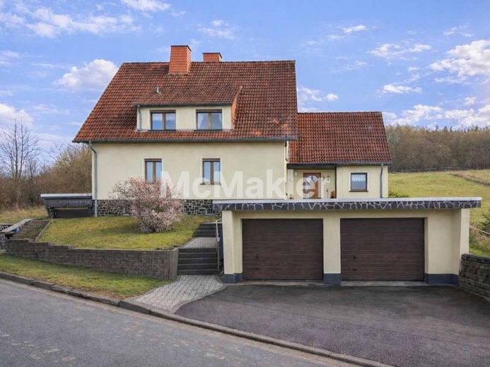 Großes Einfamilienhaus mit Gartenparadies, Gäste- und Nutzflächen sowie mehreren Garagen – Foto 1