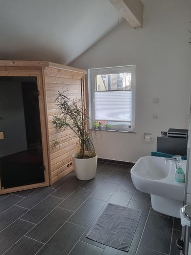 Energieeffizientes Einfamilienhaus mit Einliegerwohnung (232 m²) in Hannover-Bothfeld – Wellnessbad_1