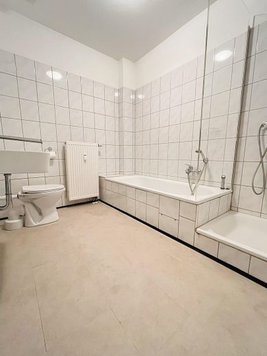 Gemütliche, frisch sanierte Zweizimmerwohnung in Elze – Bad mit neuem Vinylboden