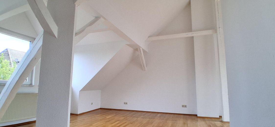 Charmante lichtdurchflutete  Eigentumswohnung mit Dachterrasse in Südlage – Wohnzimmer
