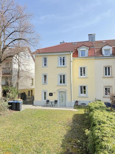 Zentrumnahes Dreifamilienhaus mit großem Garten und Hohentwielblick – alle Wohnungen bezugsfrei – Westseite
