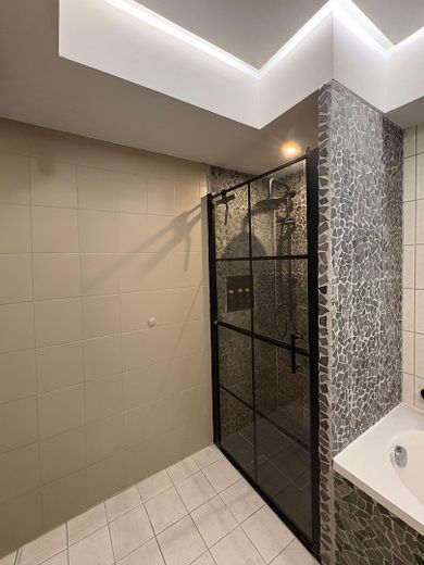 Provisionsfrei - Wohnen wie im eigenen Haus: 120m² mit Garten, Traum-Weitblick & Wellness-Faktor – Dusche Badezimmer