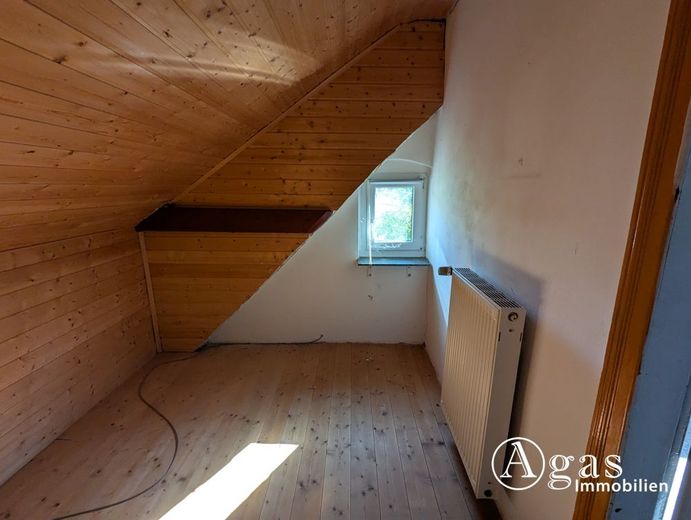 Schmuckstück im Dornröschenschlaf: Einfamilienhaus mit Einliegerwohnung + Nebengelass in Biesenthal – Kammer Zimmer Dachgeschoss