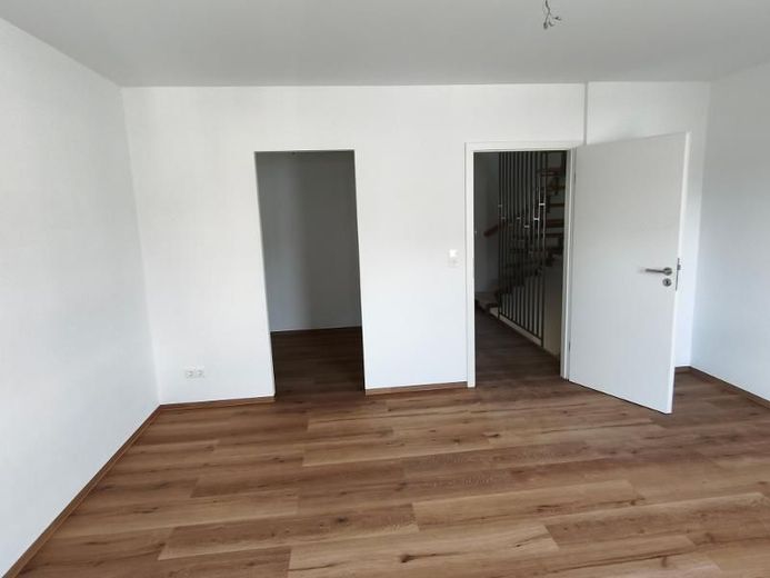 Reihenmittelhaus mit Garten, Garage und zusätzlichem Stellplatz – OG: Schlafzimmer mit Ankleide Bild 3
