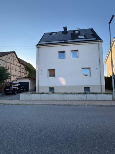 Freistehendes Einfamilienhaus mit viel Platz für Familie, Alltag und Zukunft – Hausansicht Front