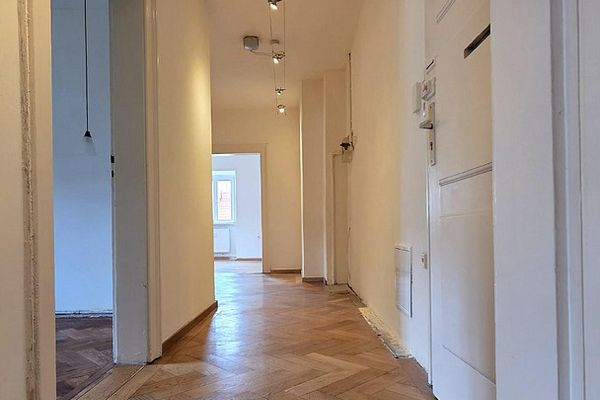 2-Zimmerwohnung in Neuhausen: Altbauwohnung mit Potenzial