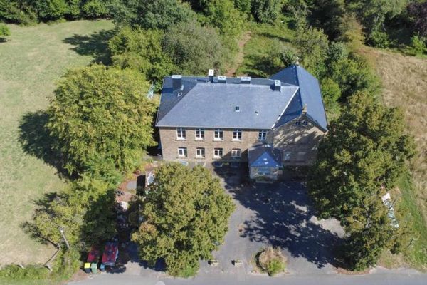 Bâtiment classé avec toiture rénovée, grand terrain et potentiel de développement à Eitorf