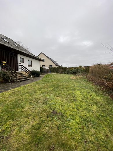 Renovierungsbedürftiges Einfamilienhaus mit großem Garten – Foto 3