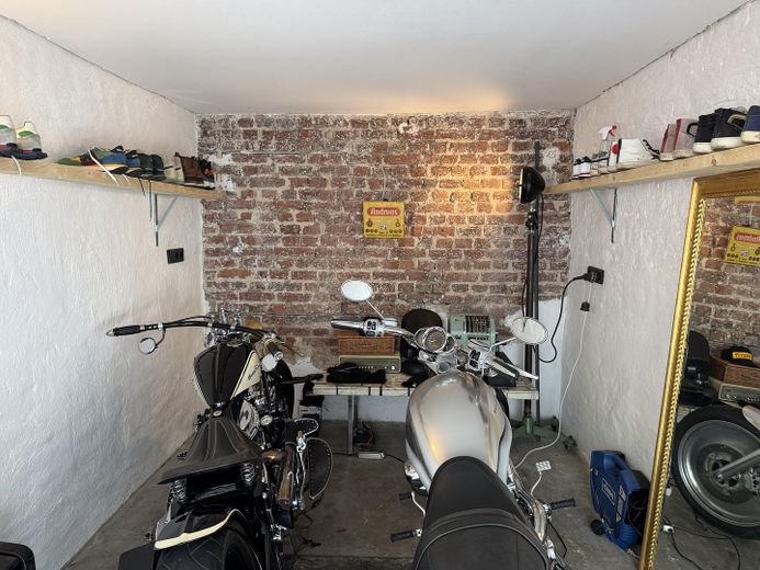 Garage Links neben Haustür