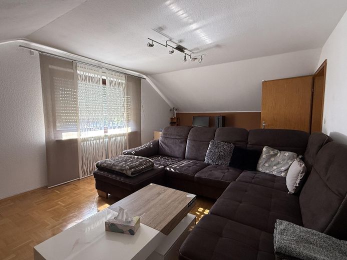 Moderne 2-Zimmer-Dachgeschosswohnung in zentraler Lage von Lohr am Main – Wohnzimmer