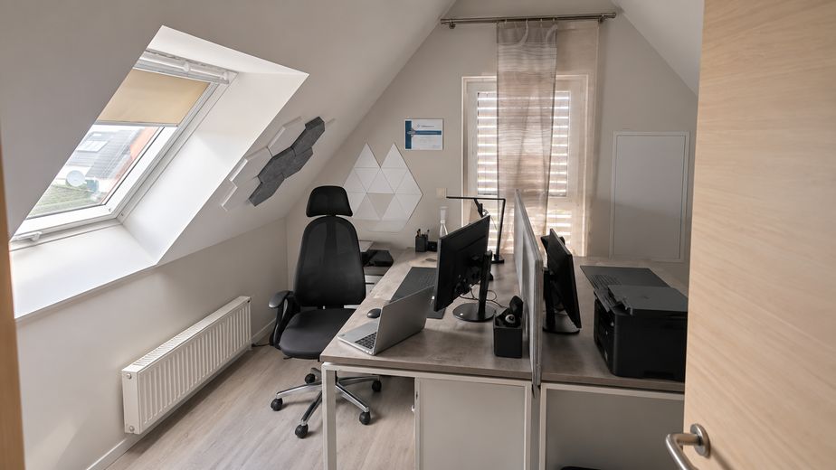 Moderne DHH in Wilhermsdorf – ca. 195 m² Gesamtfläche, Garten & Vollkeller – provisionsfrei – Büro / DG