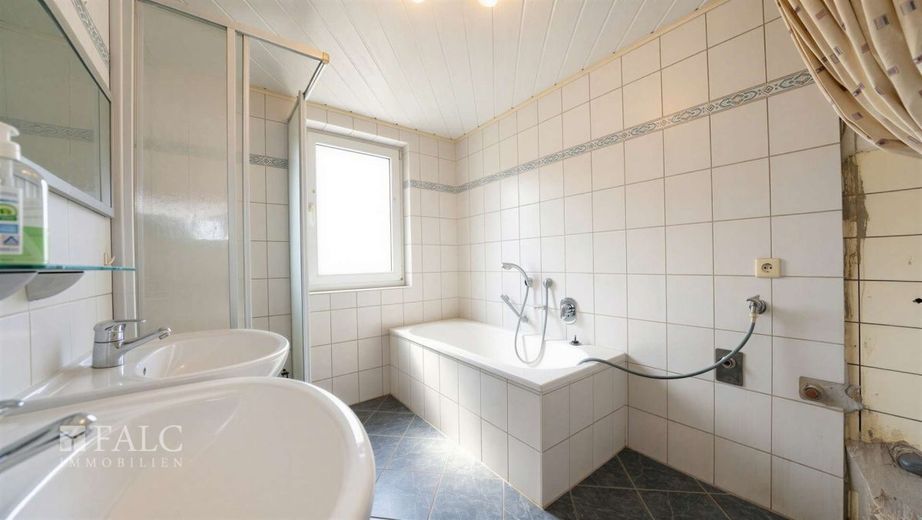 Handwerker aufgepasst: Einfamilienhaus mit großem Potenzial - FALC Immobilien – Schaumkronen ahoi
