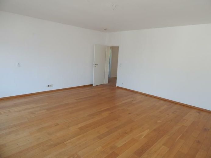 Frisch renovierte 3-Zimmer-Wohnung mit Balkon, Loggia &amp; saniertem Bad im gepflegten Zweifamilienhaus – Wohnzimmer Bild 2