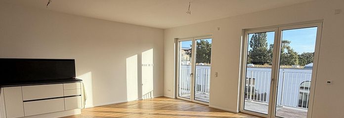 Lichtenberg'de geniş manzaralı modern yaşam: 4 oda, yerden ısıtmalı yeni bina – Wohnzimmer