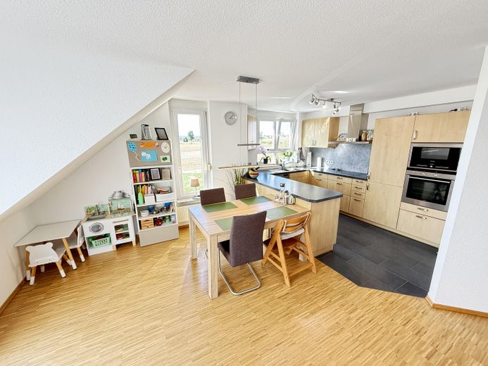 Maisonette mit Weitblick – 2 Balkone, Studio & Tiefgarage am ruhigen Ortsrand (provisionsfrei) – Esszimmer / Küche