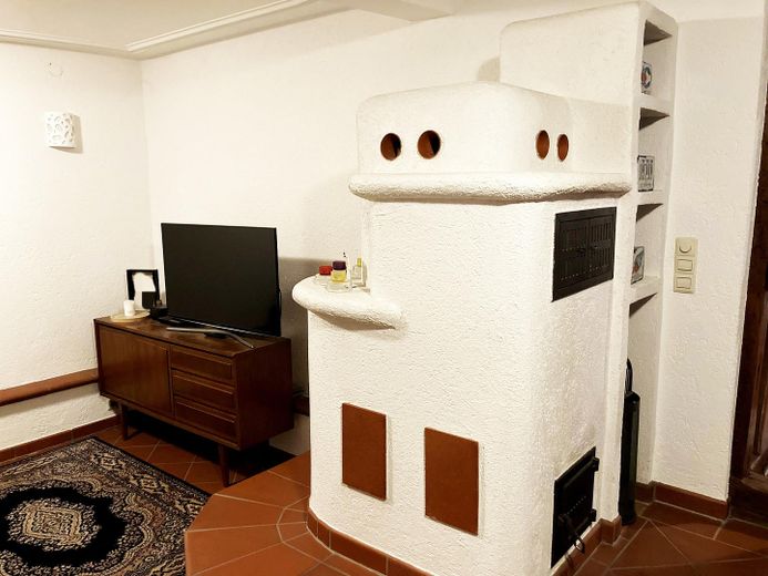 Großzügige ETW in Baden-Baden-Sandweier mit mediterranem Flair, zentral und ruhig gelegen. – Wohnzimmer Ansicht 1