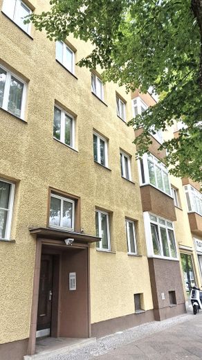 Provisionsfrei in Westend: Helle bezugsfreie 3-Zimmer Dachgeschosswohnung am Steubenplatz – Hausansicht