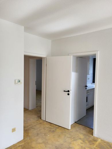 Bezpłatne dla kupującego mieszkanie 2-pokojowe z tarasem, ogrodem i garażem – Wohnzimmer mit Blick auf Küche