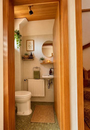 Gäste-WC KI eingerichtet