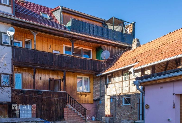 Wohnhaus mit 3 WE + Zimmervermietung – Rückseite m. Balkonen