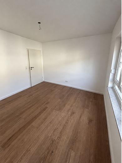 شقة من 3 غرف مجددة ومرممة حديثًا مع شرفة في برول – Schlafzimmer 1