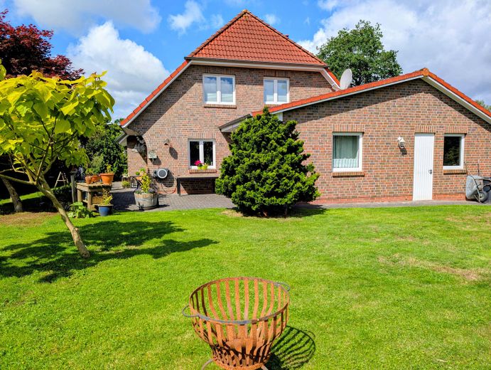 Provisionsfrei: Großzügiges Einfamilienhaus mit Südterrasse und Garten in Jaderberg – Aussenansicht