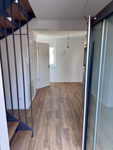 Kapsamlı tadilat sonrası ilk kullanım | KfW55 EE | 62 m² | Üst kat/çatı katı | İstasyona 2 dk. | Taşınmaya hazır 10/2026 – Koche/Essen