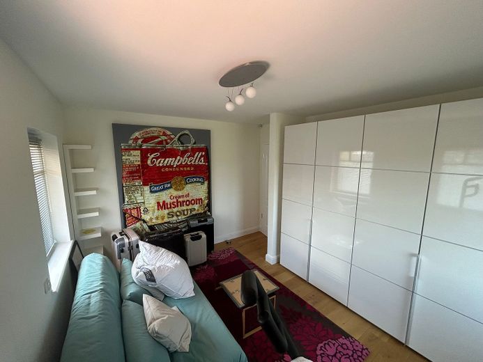 Große und modern-luxuriös ausgestattete Villa im Toskana-Stil am Hamburger Stadtrand zu verkaufen – Zimmer 2 (OG)