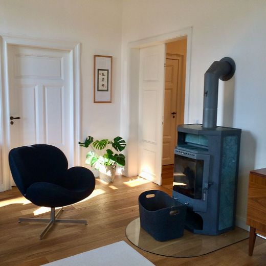Sanierte bezugsfertige Villa mit Weitblick für Eigennutzung und/oder Kapitalanlage – Wohnzimmer Erdgeschoß