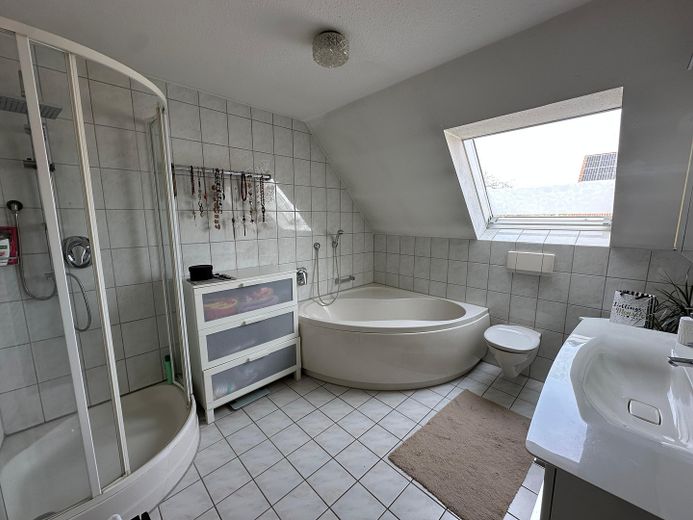 Gepflegte Doppelhaushälfte mit Einliegerwohnung in ruhiger Ortsrandlage von Ulm-Mähringen – Bad OG