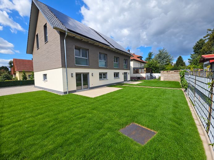 Nowo wybudowany segment domu dwurodzinnego o powierzchni 165 m² | 6 pokoi | 2 łazienki | ogród | chłodzenie | Smart Home – Außenansicht Garten 1