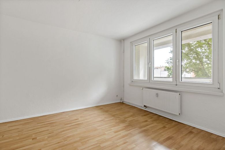 Zadbane 2-pokojowe mieszkanie z balkonem przy Merseburger Straße! – Schlafzimmer