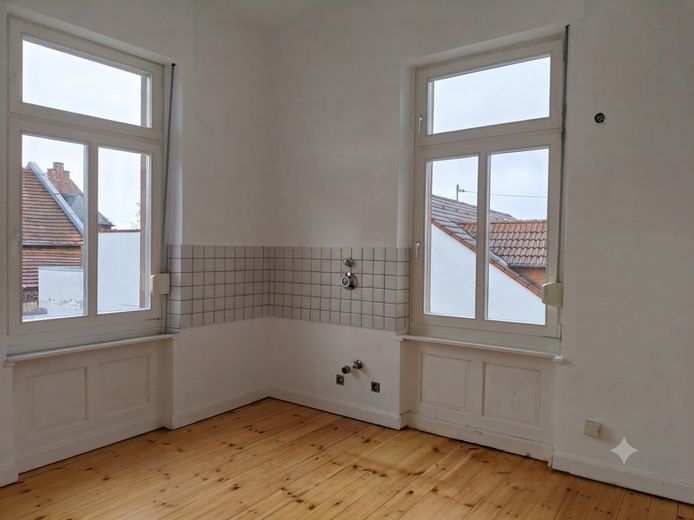 Helle 3,5-Zimmer-Wohnung (96 qm) mit Südbalkon, Garage, saniertem Bad – Küche