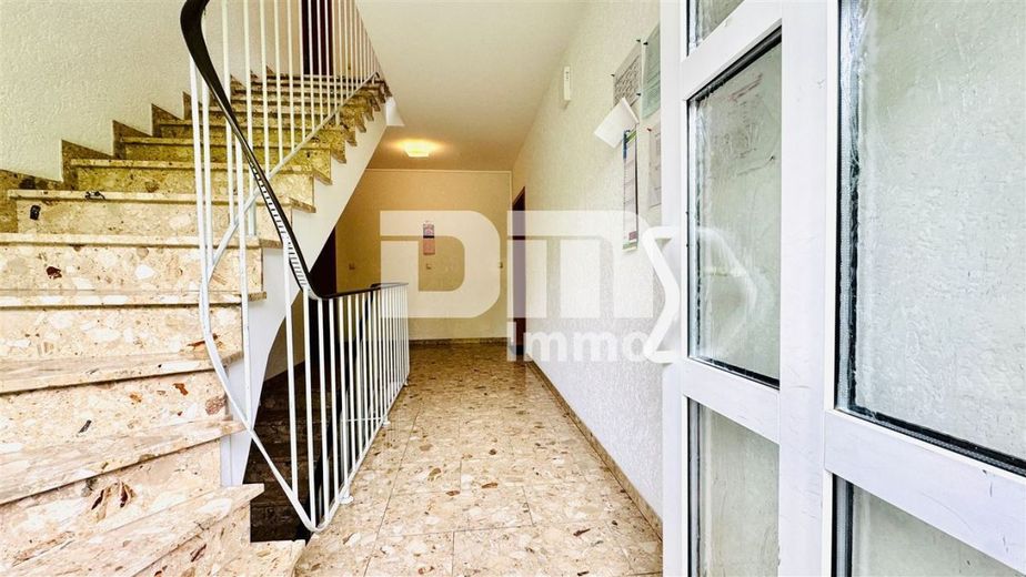 Hochwertig sanierte, ebenerdige Dreizimmerwohnung im EG mit Loggia + PKW-Stellplatz – Haupteingang / Ebenerdiger Zugang