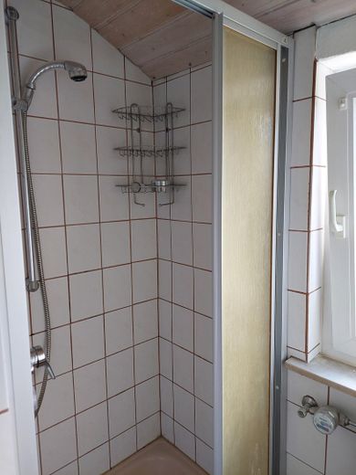 5 1/2 Zimmer Wohnung in ruhig gelegenem Zweifamilienwohnhaus mit sonnigem Garten – Dusche