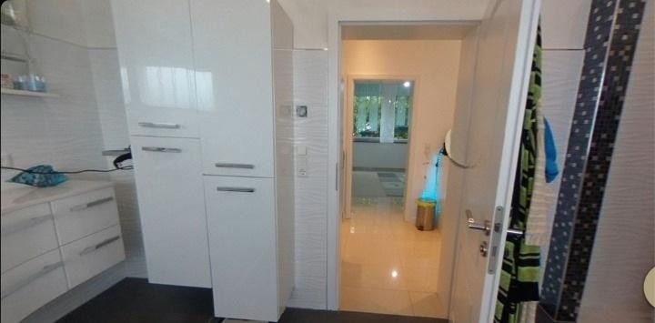 Moderne Luxusvilla: 432 m² Wohnfläche, PV-Anlage, Wärmepumpe & Sauna – Großzügiges Bad OG
