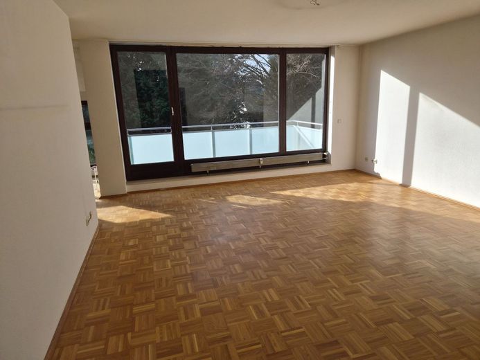Exklusives Wohnen im Siepental in Essen – Wohnzimmer mit Blick auf den Balkon