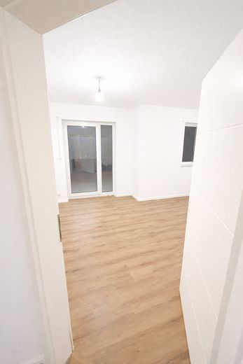 3-Zimmer Wohnung (64m²) mit Terasse und Gartenmitbenutzung in Puderbach zu vermieten, renoviert – Wohnzimmer