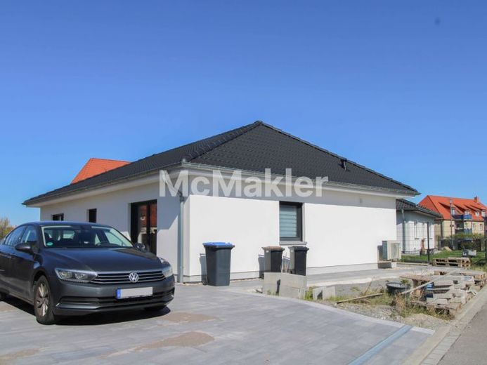 Modernes Wohnen auf einer Ebene – Stilvoller Neubau-Bungalow in ruhiger Lage – Foto 1