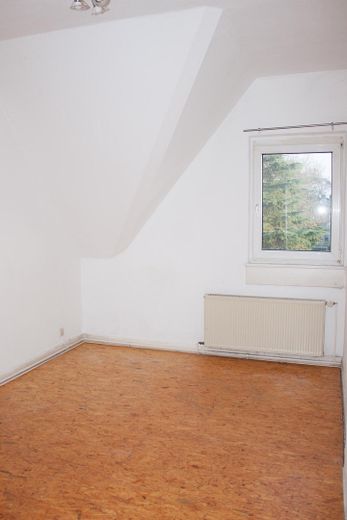 Preissenkung: Von Privat, 3 Zimmer mit 25 m² "Ausbaureserve" im DG zentrale Lage in FFM Höchst – Zimmer 2