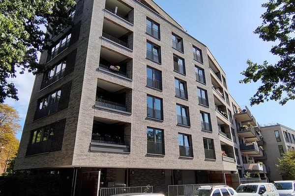 Moderne et libre immédiatement : appartement de 3 pièces avec 2 salles de bains et loggia – sans commission