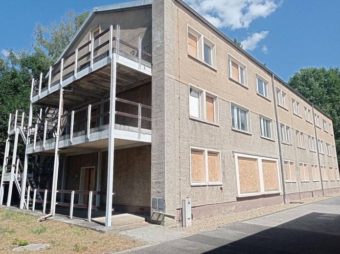 Gebäude ca. 1.000 m² 35 Räume