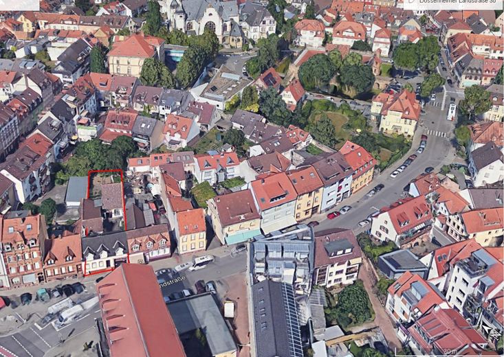 Приваблива земельна ділянка з двоквартирним будинком і численними господарськими будівлями – Фотографія 1